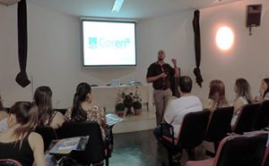 Alunos da Enfermagem em palestra do Coren-SP. (Foto: Enfermagem/Fema)
