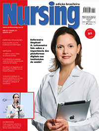 Capa da edição de agosto de 2017 da Nursing, que traz artigo de aluna formada no curso de Enfermagem da FEMA. (Foto: Reprodução/Nursing)